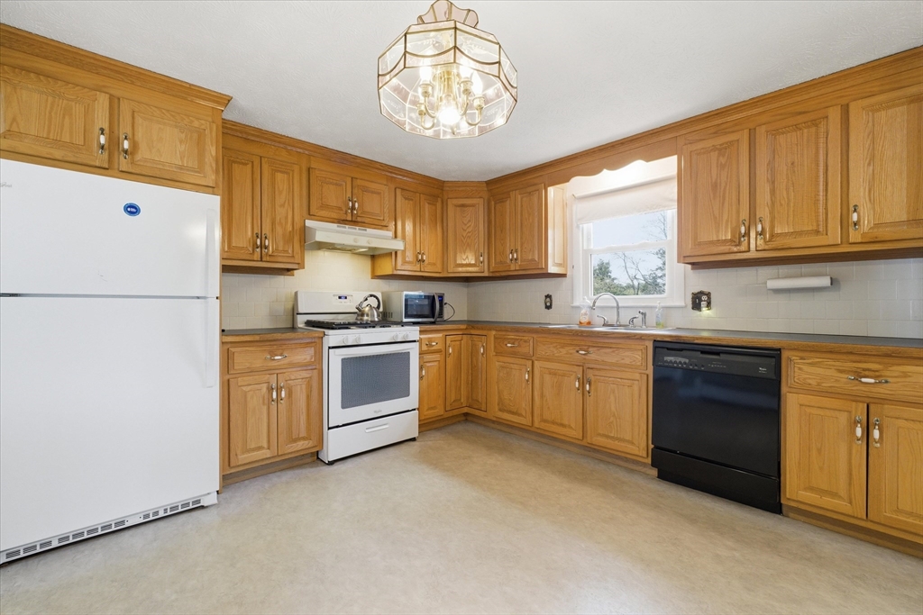 21 Newhill Road Methuen, MA 01844 - Photo 13 of 37