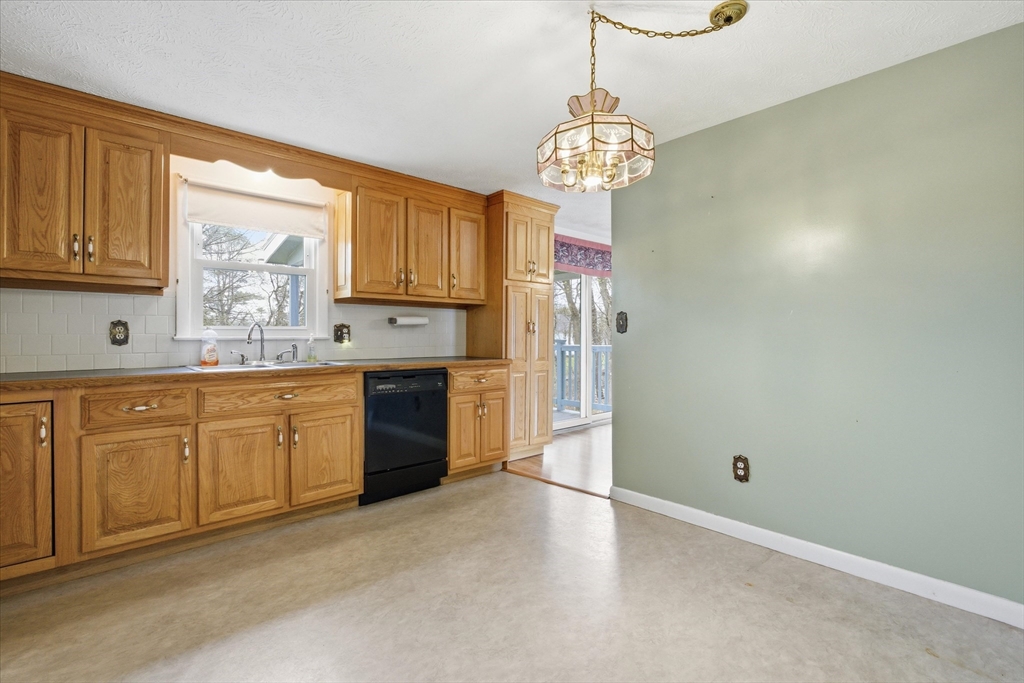 21 Newhill Road Methuen, MA 01844 - Photo 14 of 37