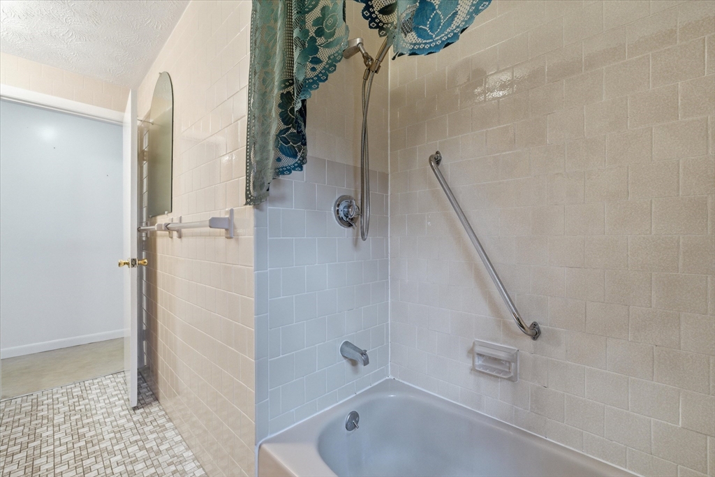 21 Newhill Road Methuen, MA 01844 - Photo 27 of 37