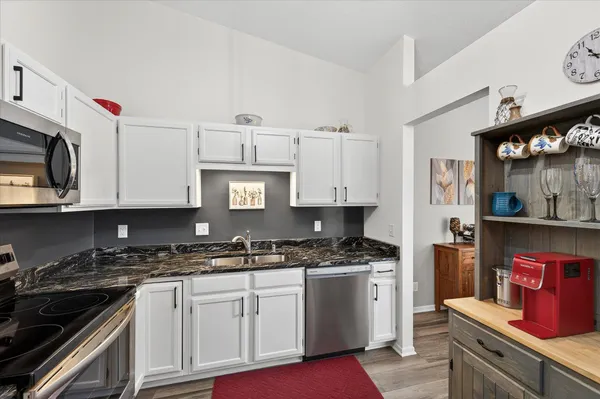 $230,000 | 7555 West 110th Street, Bloomington, MN 55438