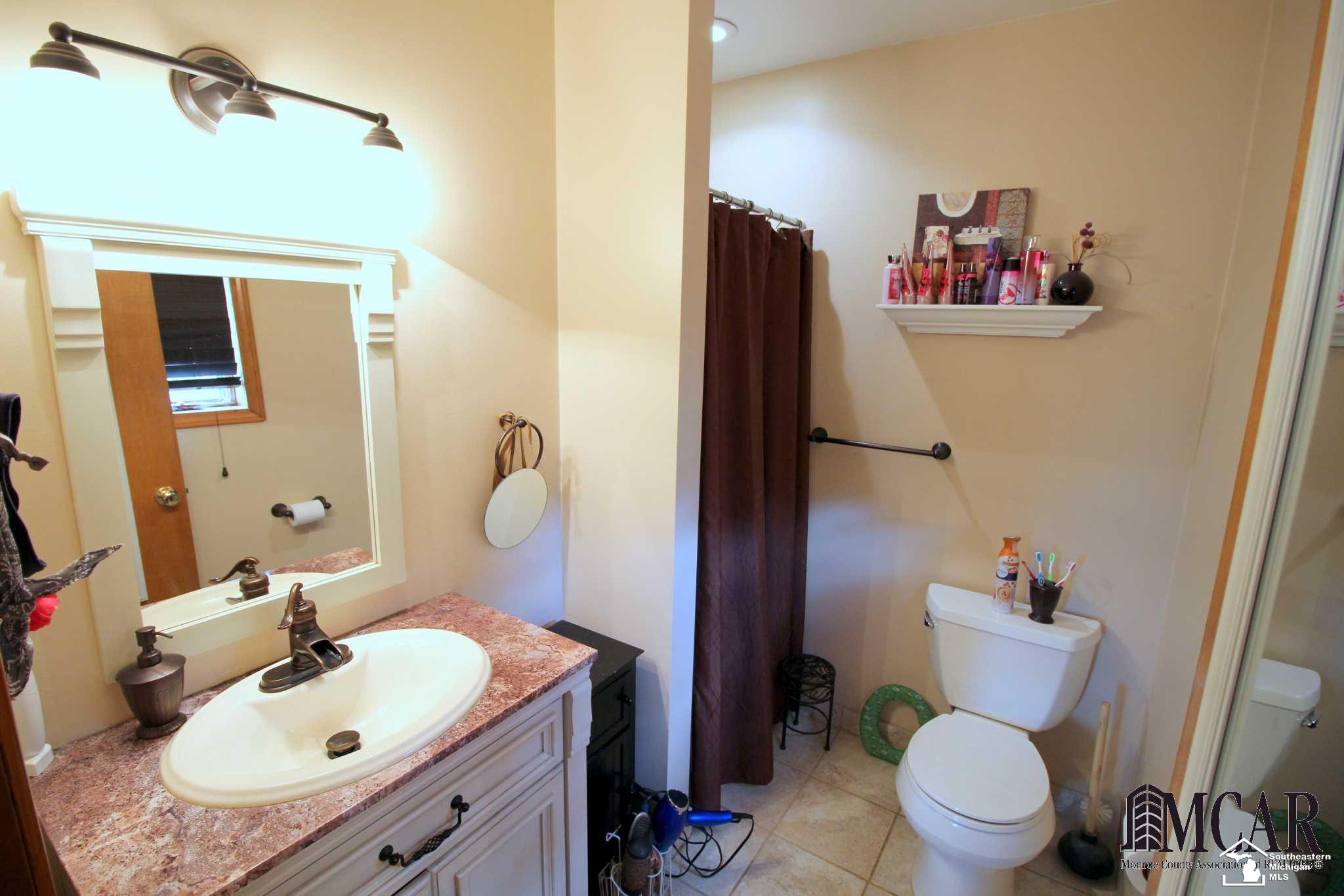 24040 Otter Road New Boston, MI 48164 - Photo 8 of 32