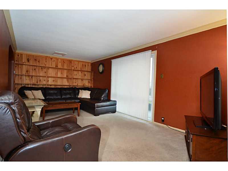 1620 Chartiers Avenue McKees Rocks, PA 15136 - Photo 4 of 25 Living Room. Newer paint job...