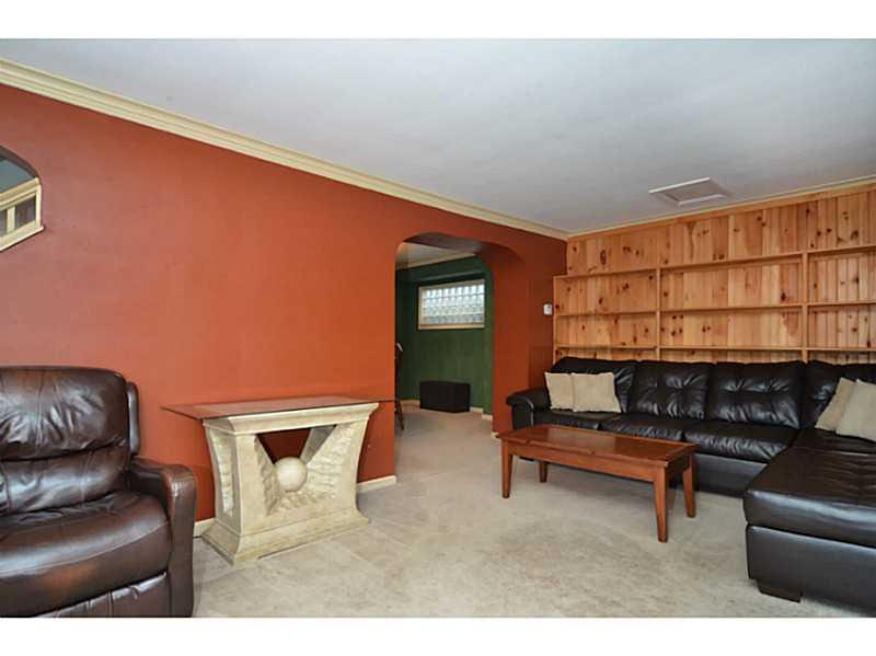 1620 Chartiers Avenue McKees Rocks, PA 15136 - Photo 6 of 25 Living Room.