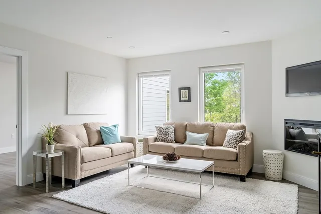 $2,750 | 317 Belgrade Avenue, Unit 303, Boston, MA 02131