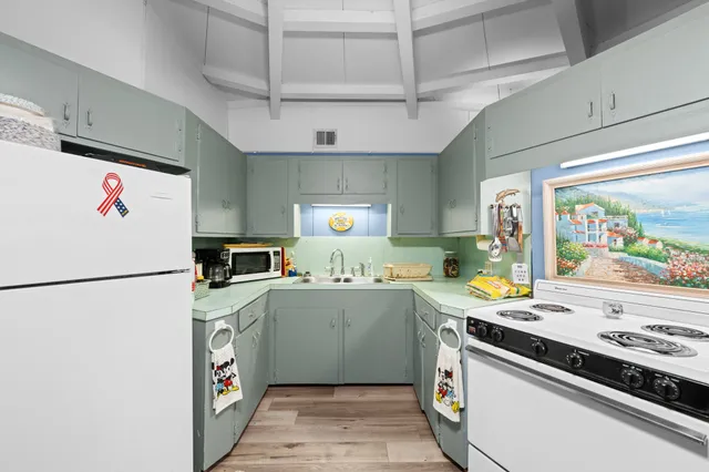 $350,000 | 702 Seashell Drive, Surfside Beach, TX 77541