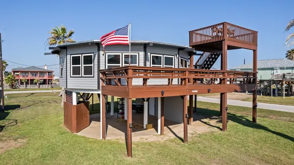 $339,900 | 702 Seashell Drive, Surfside Beach, TX 77541