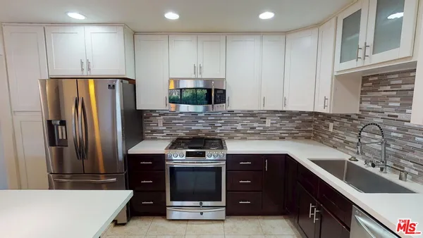 $3,190 | 4520 Natick Avenue, Unit 307, Sherman Oaks, CA 91403