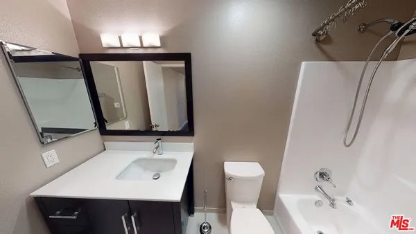 $3,190 | 4520 Natick Avenue, Unit 307, Sherman Oaks, CA 91403