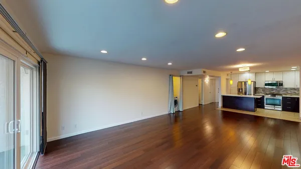 $3,190 | 4520 Natick Avenue, Unit 307, Sherman Oaks, CA 91403