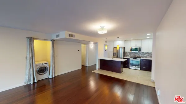 $3,190 | 4520 Natick Avenue, Unit 307, Sherman Oaks, CA 91403