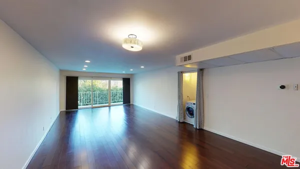 $3,190 | 4520 Natick Avenue, Unit 307, Sherman Oaks, CA 91403