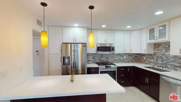 $3,190 | 4520 Natick Avenue, Unit 307, Sherman Oaks, CA 91403