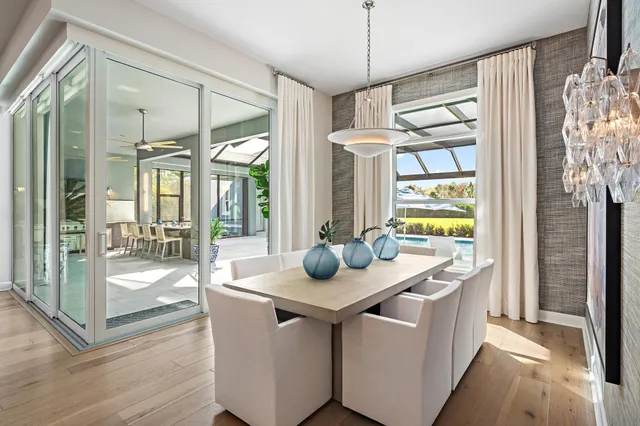 a large kitchen with kitchen island a large island in it