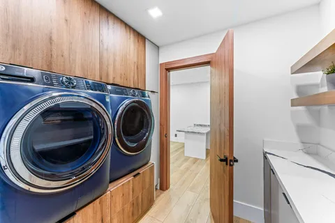 a close up view of a washer and dryer