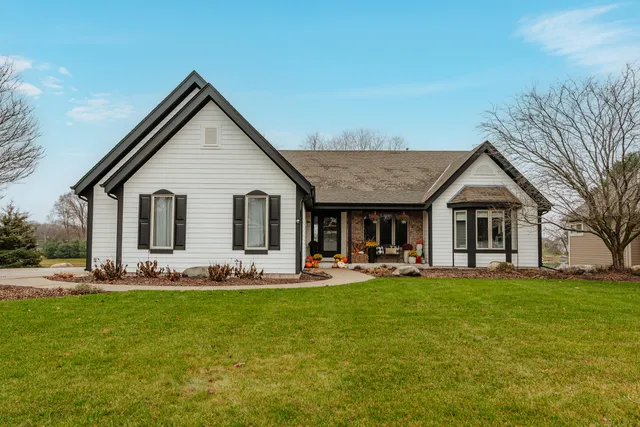 $799,500 | 337 Sand Hill Lane, Dousman, WI 53118