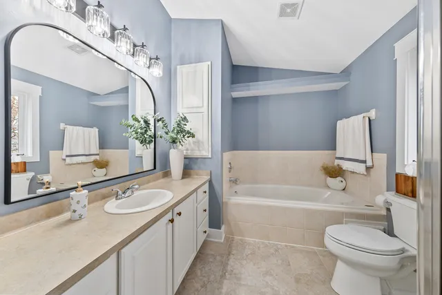 $799,500 | 337 Sand Hill Lane, Dousman, WI 53118