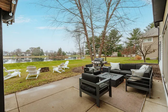 $799,500 | 337 Sand Hill Lane, Dousman, WI 53118