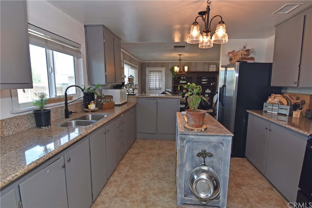 21825 Thunderbird Road Apple Valley, CA 92307 - Photo 11 of 27