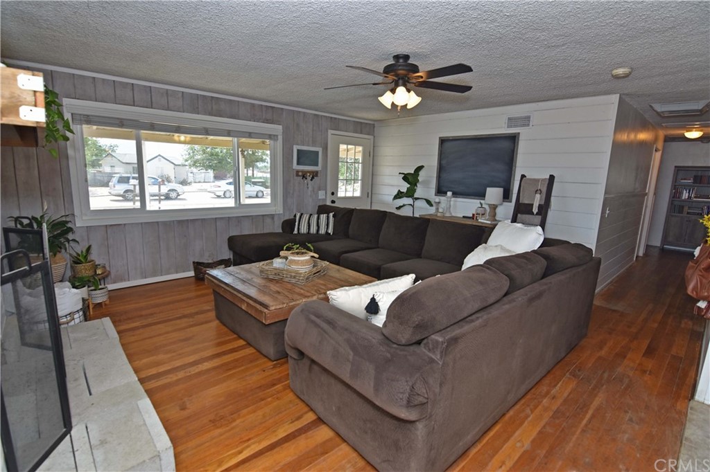 21825 Thunderbird Road Apple Valley, CA 92307 - Photo 5 of 27