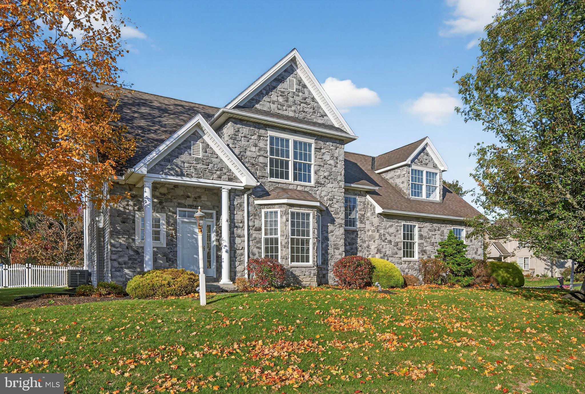 a view of a house with a yard and plants