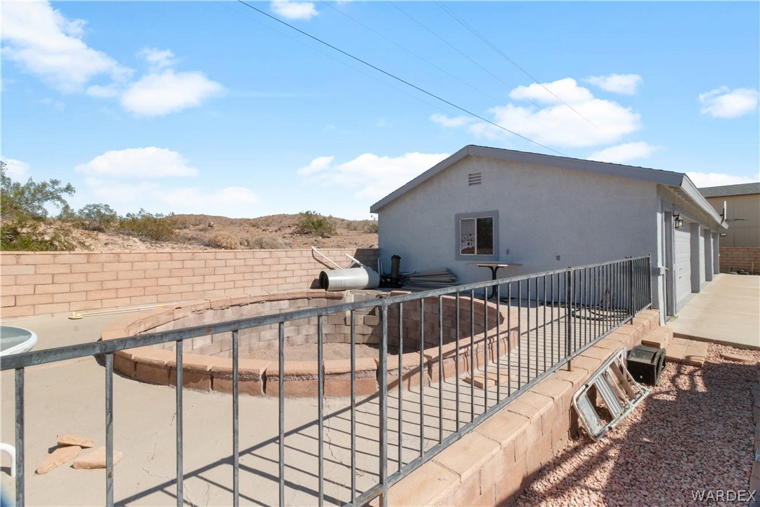 784 Pegasus Ranch Road Bullhead City, AZ 86429 - Photo 83 of 100 Outdoor patio area featuring a built-in fire pit with a concrete base and brick coping