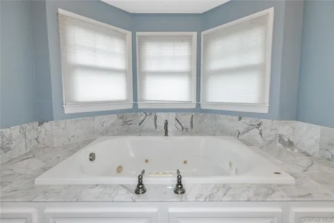 $1,975,000 | 3 St Lawrence Place, Jericho, NY 11753