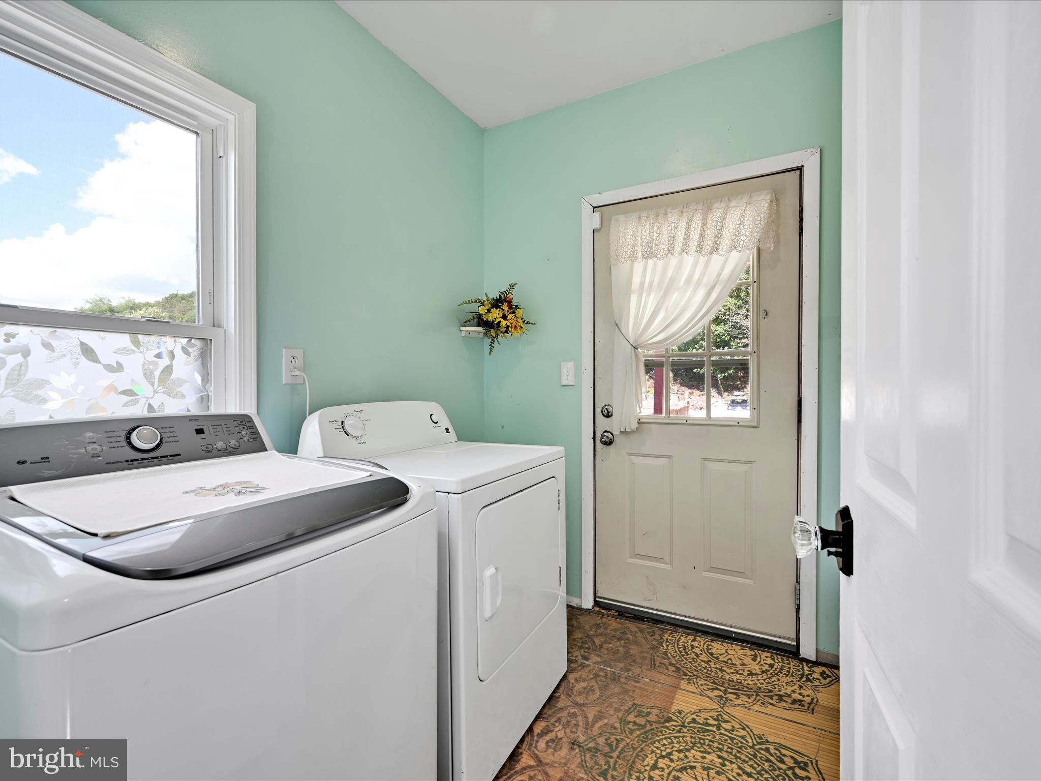 125 West Washington Street Shenandoah, PA 17976 - Photo 18 of 29 a utility room with dryer and washer