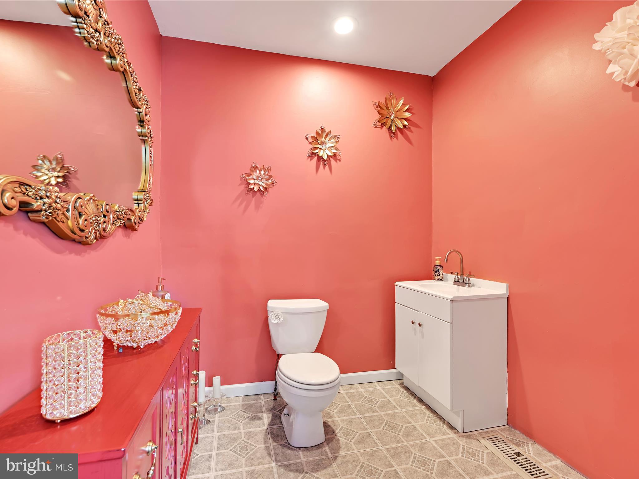 125 West Washington Street Shenandoah, PA 17976 - Photo 19 of 29 a bathroom with a toilet sink and mirror