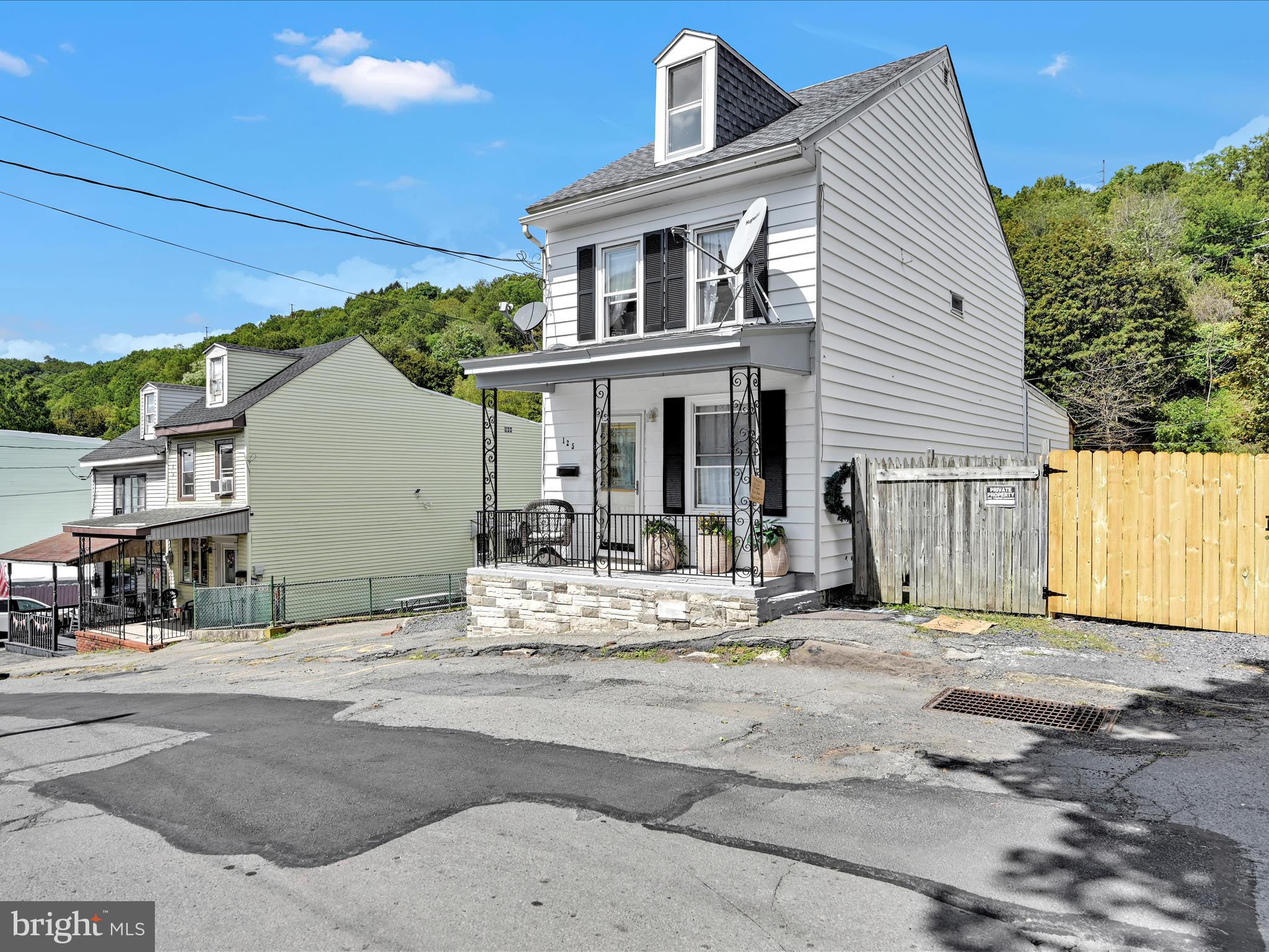 125 West Washington Street Shenandoah, PA 17976 - Photo 4 of 29 a view of house with yard