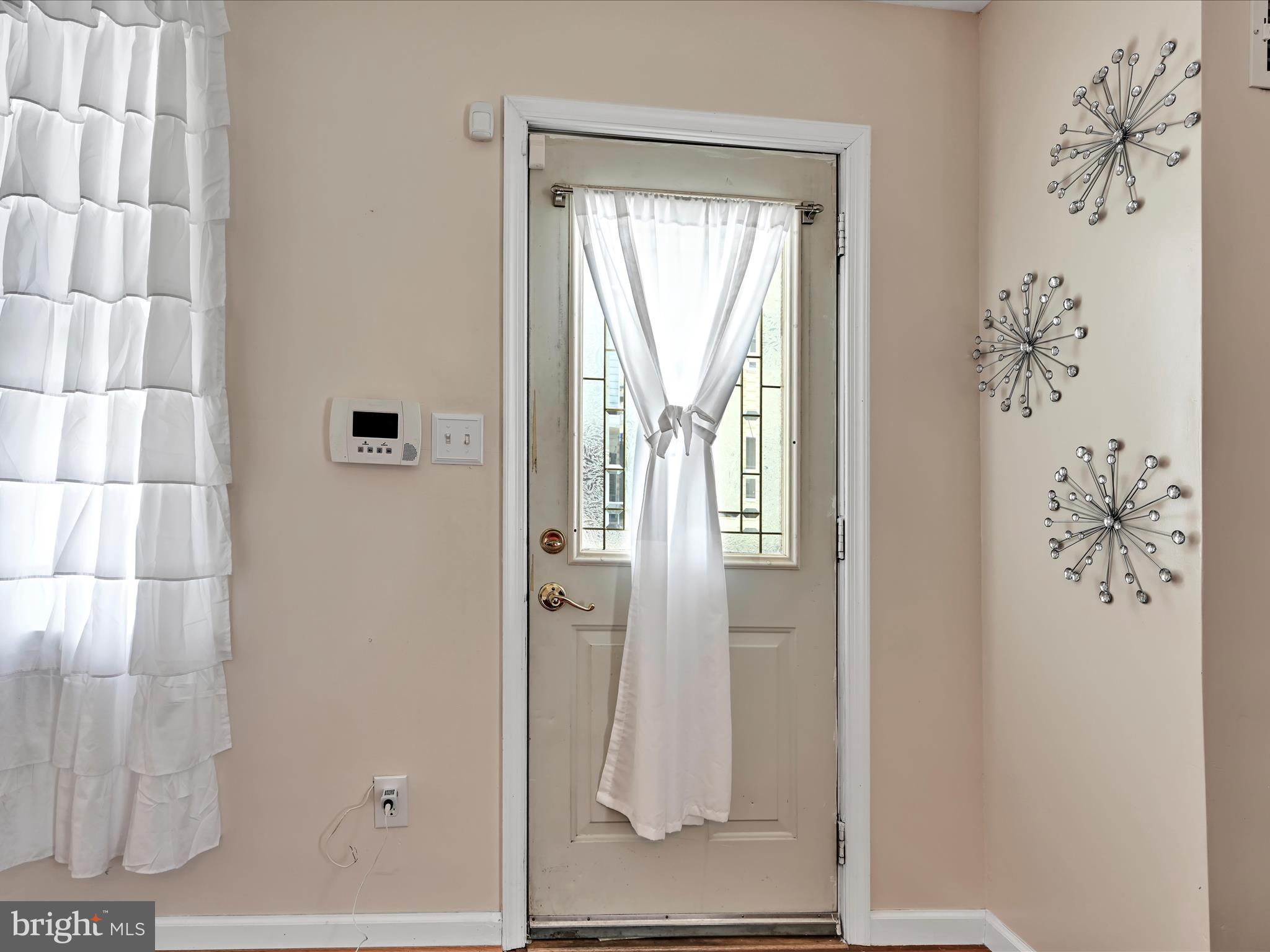 125 West Washington Street Shenandoah, PA 17976 - Photo 8 of 29 a bathroom with a shower
