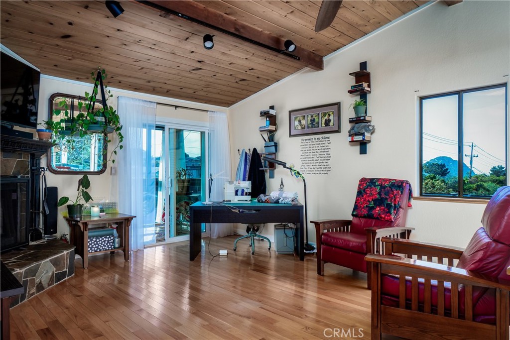 978 Balboa Street Morro Bay, CA 93442 - Photo 14 of 34 a living room with furniture