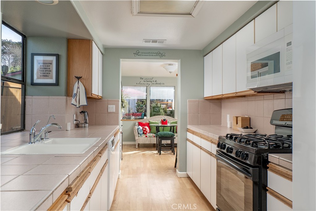 978 Balboa Street Morro Bay, CA 93442 - Photo 8 of 34 a kitchen with a stove and a sink