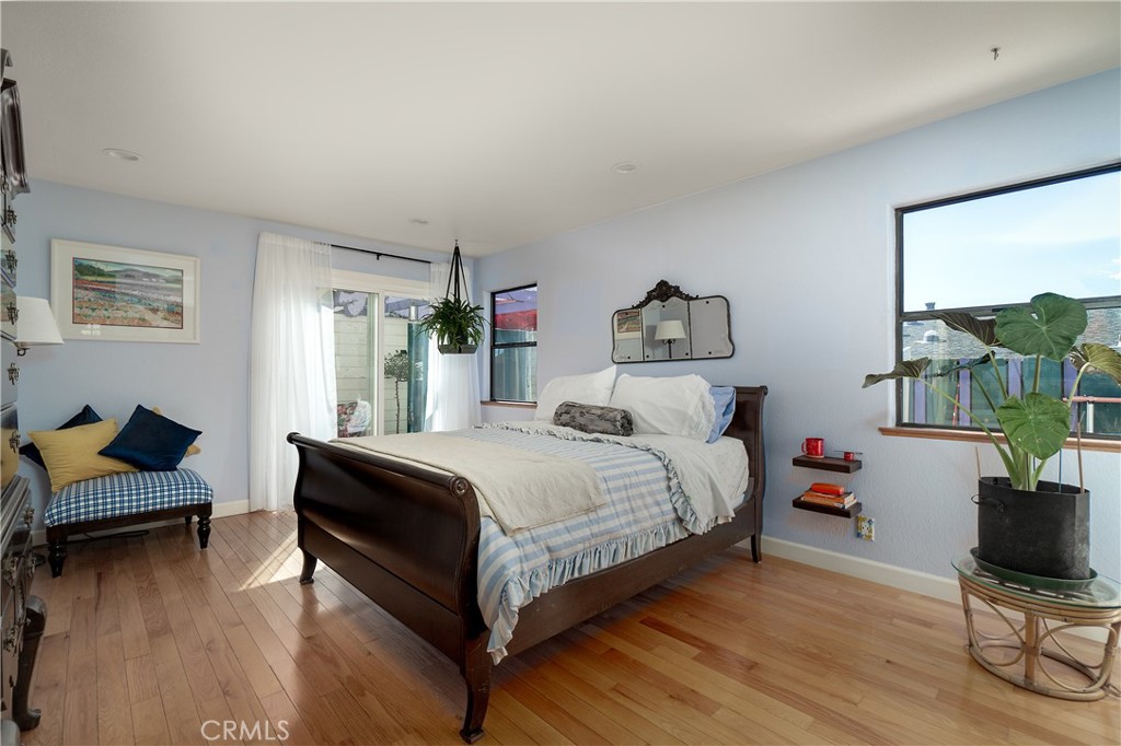 978 Balboa Street Morro Bay, CA 93442 - Photo 10 of 34 a bedroom with a bed and wooden floor