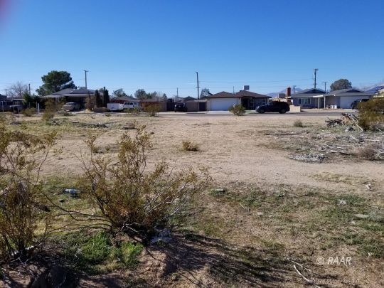 Mayo 081-184-28 Ridgecrest, CA 93555 - Photo 10 of 10 a view of a yard with wooden fence