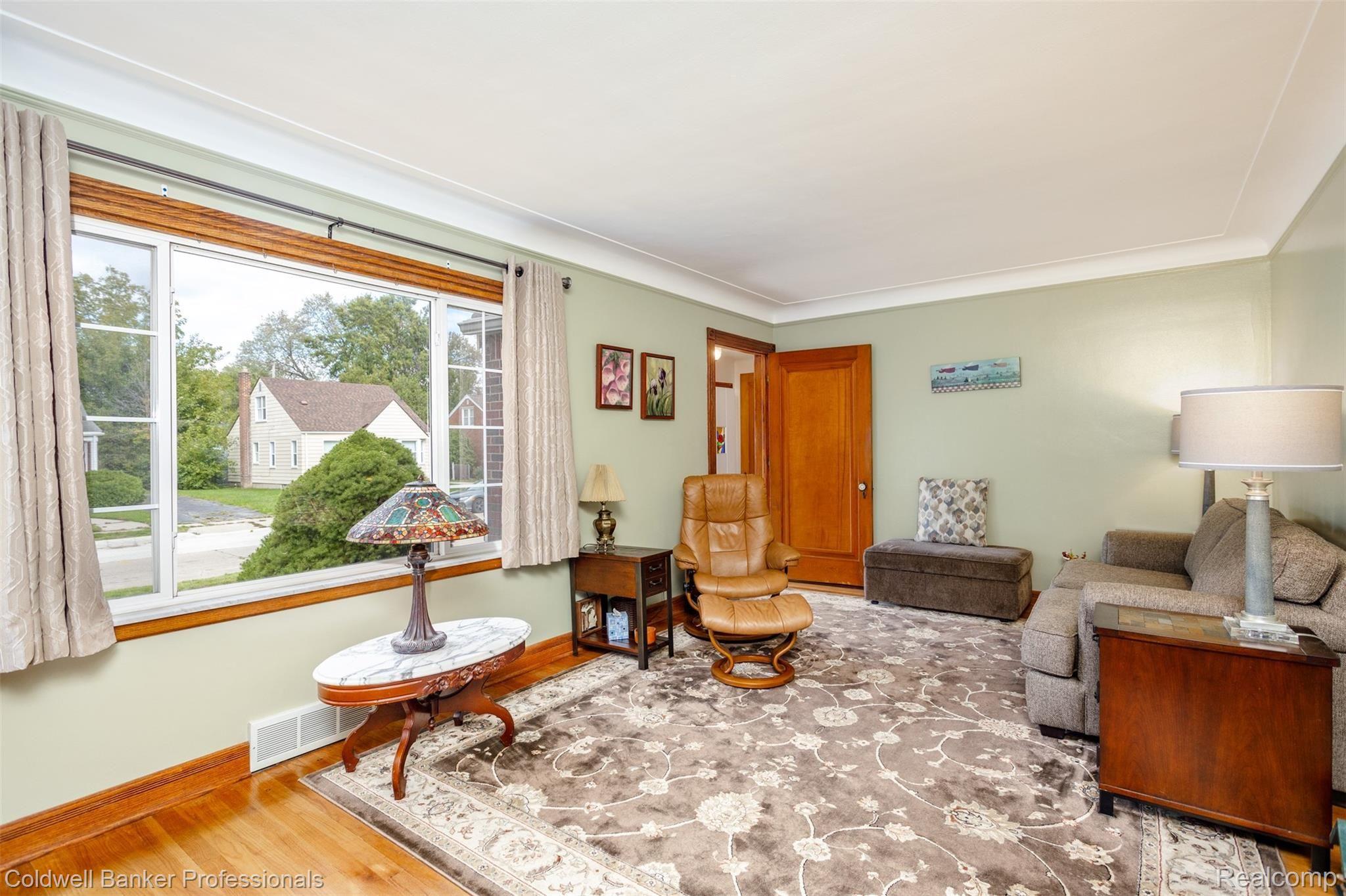 15074 Charles R Avenue Eastpointe, MI 48021 - Photo 7 of 55 15074 Charles R S017.jpg
