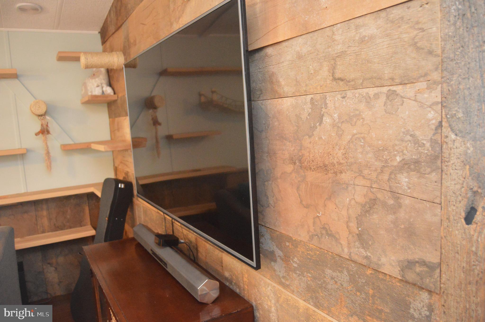 25 Bordic Road Reading, PA 19606 - Photo 5 of 40 Living Room - weathered barn flooring on wall