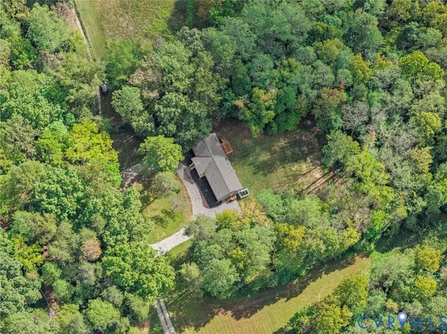 a view of a yard with a tree