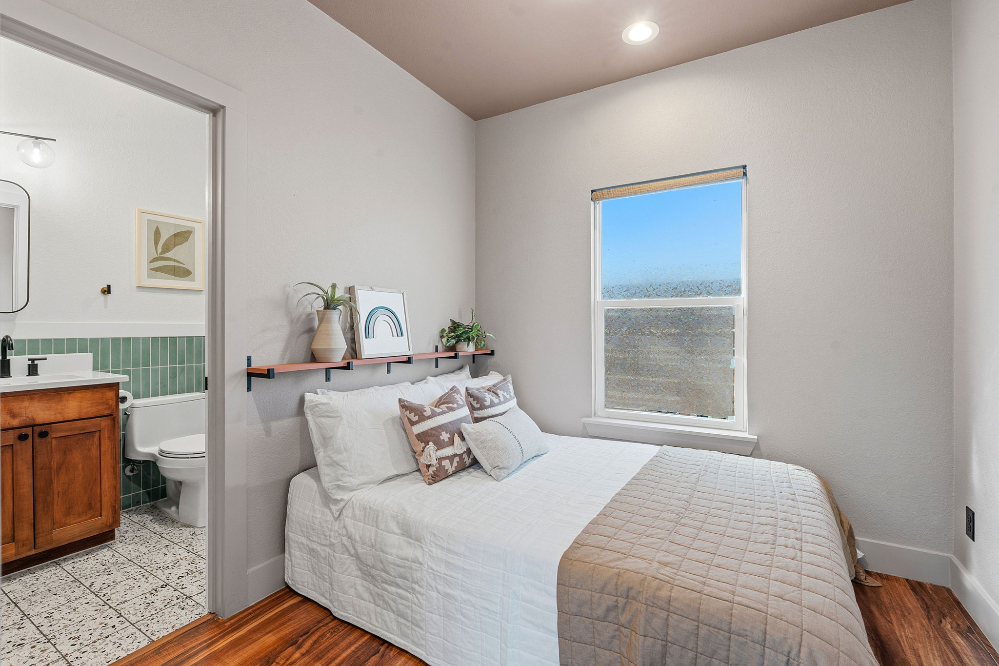 5509 Avenue F Austin, TX 78751 - Photo 31 of 40 The back house comes with one private bedroom complete with an ensuite bath.