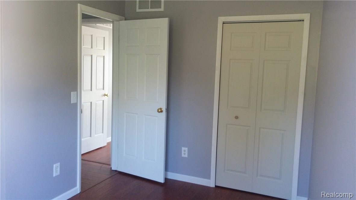 825 3rd Street Fenton, MI 48430 - Photo 21 of 26 Bedroom 3 - Closet View
