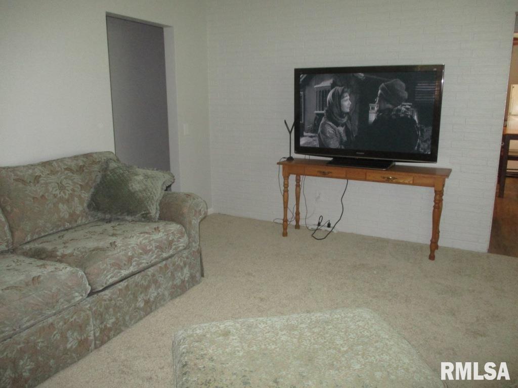 9215 Ridgewood Road Rock Island, IL 61201 - Photo 6 of 39 Gallery Image 6
