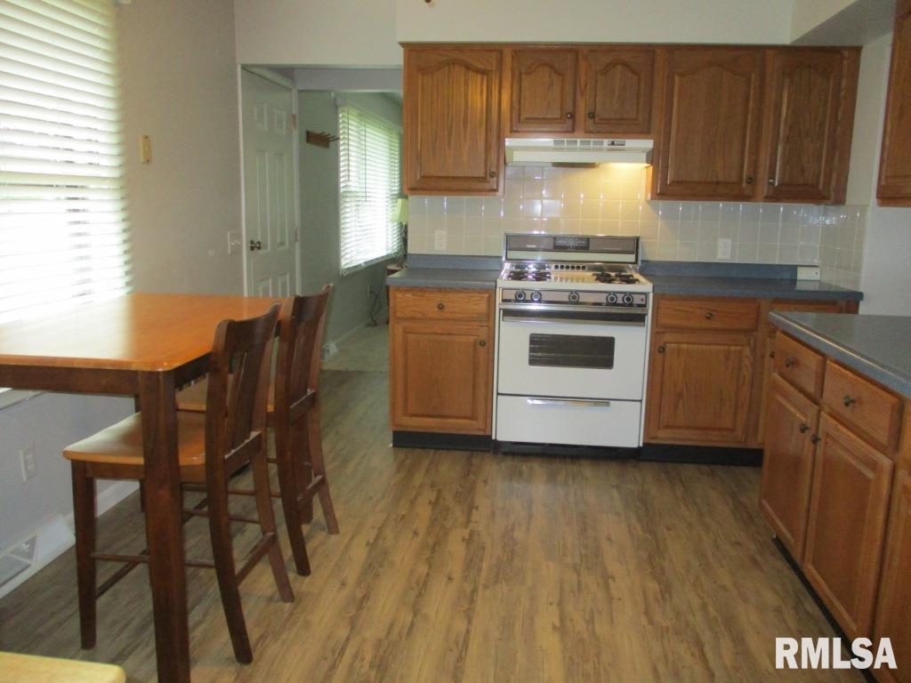 9215 Ridgewood Road Rock Island, IL 61201 - Photo 7 of 39 Gallery Image 7