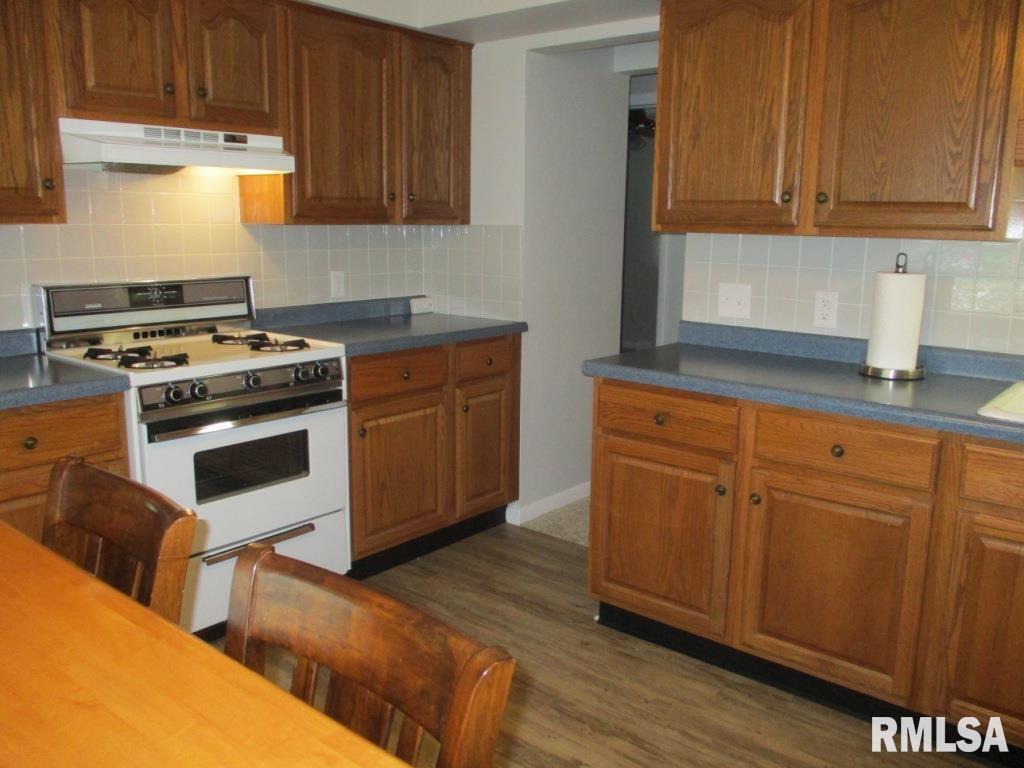 9215 Ridgewood Road Rock Island, IL 61201 - Photo 9 of 39 Gallery Image 9