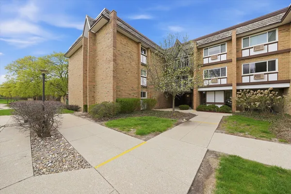 $308,000 | 300 Claymoor, Unit 2E, Hinsdale, IL 60521