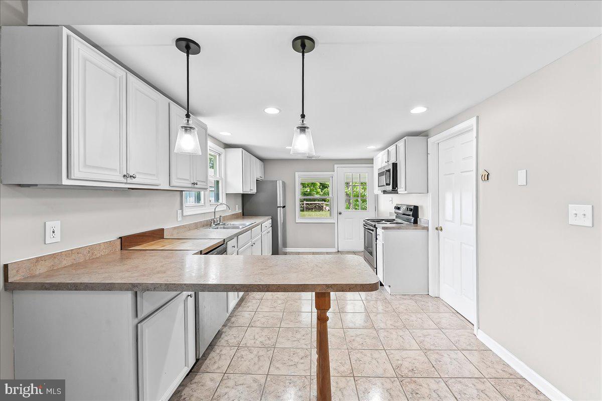 1019 Riverside Drive Pottstown, PA 19465 - Photo 11 of 36 Bright and inviting kitchen space.