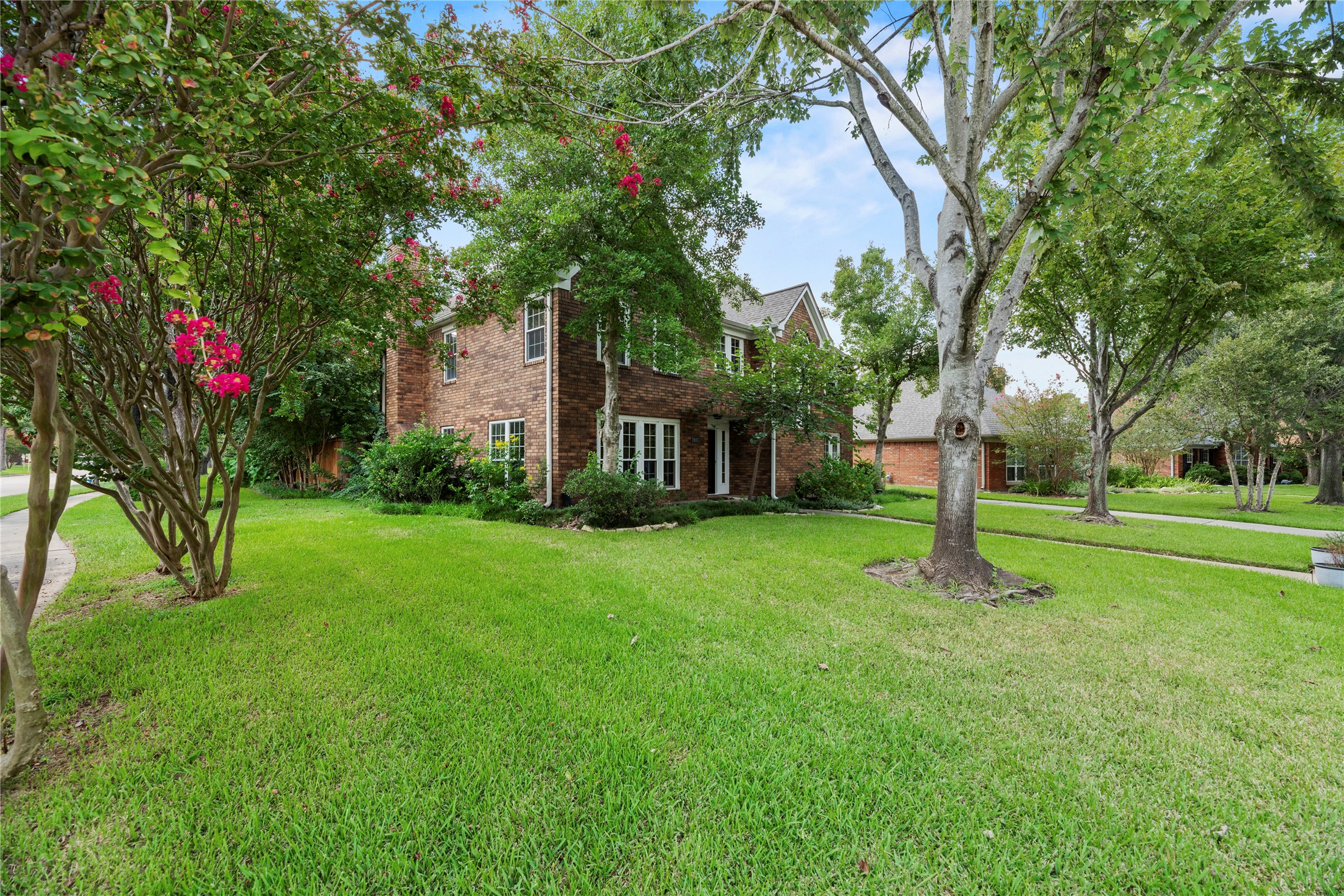 7403 Foxton Pl Court Houston, TX 77095 - Photo 2 of 41 This brick beauty sits on an oversized corner lot on a quiet cul-de-sac street. It's located just blocks from neighborhood parks, pool and other amenities and is less than a mile to Lowery Elementary School.