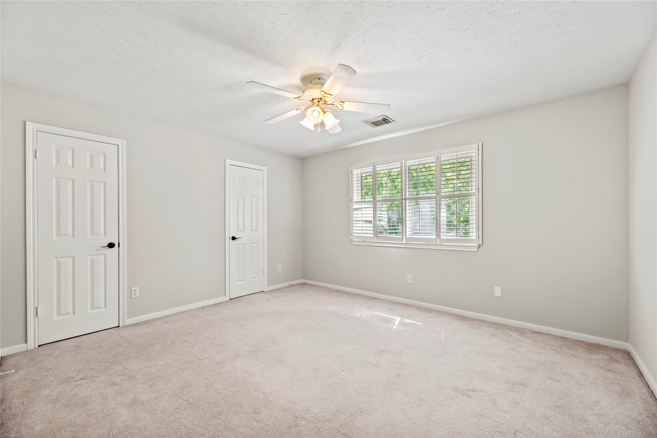 7403 Foxton Pl Court Houston, TX 77095 - Photo 27 of 41 Your family and guests will rest comfortably in this roomy bedroom with soft neutral finishes, wood-shuttered
windows, a cooling fan, a large walk-in closet and easy access to a full bathroom.