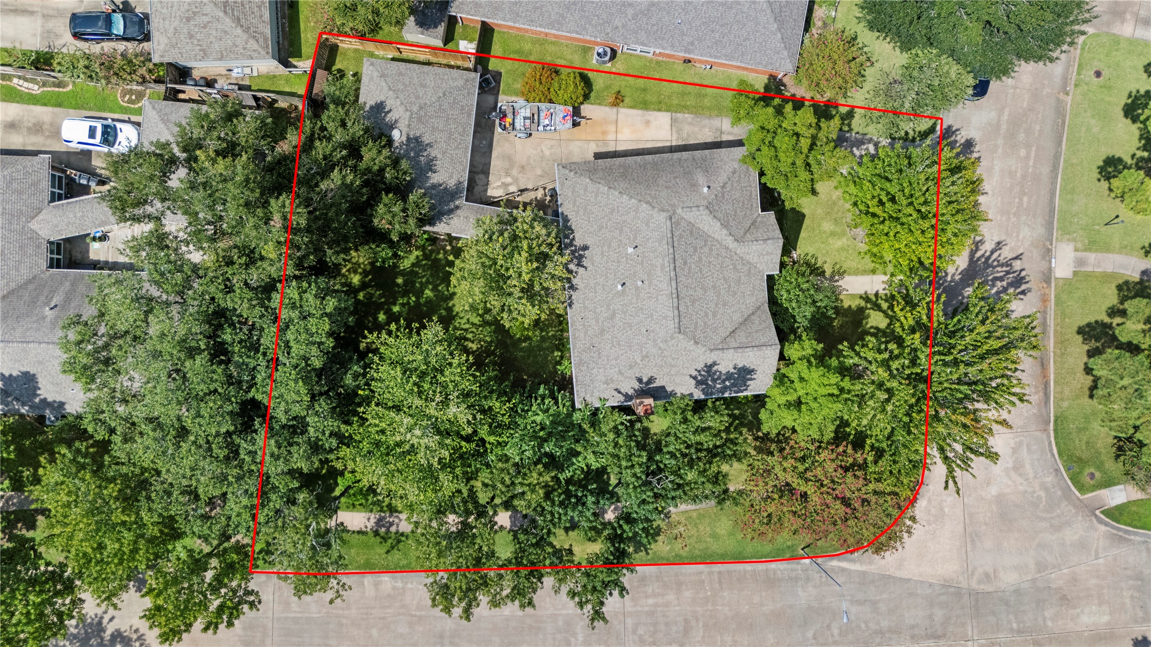 7403 Foxton Pl Court Houston, TX 77095 - Photo 31 of 41 This impressive corner lot on a peaceful cul-de-sac street showcases just under a quarter acre of space surrounded by mature trees, with a three-car detached garage and plenty of room to enjoy both privacy and
outdoor living.