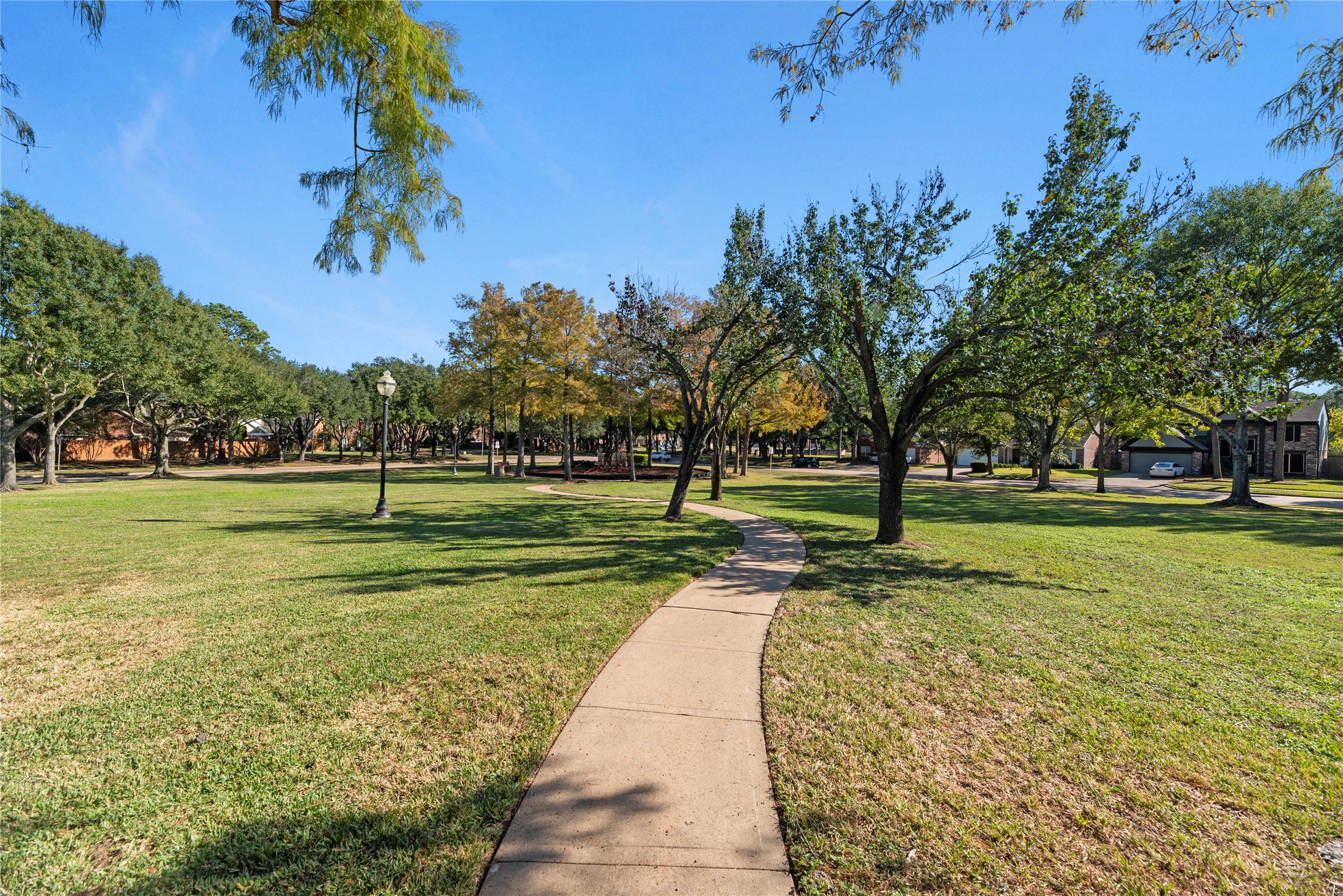 7403 Foxton Pl Court Houston, TX 77095 - Photo 38 of 41 Meandering walking paths wind
through wide open green
spaces, perfect for morning
walks, evening strolls, or quiet
moments outdoors.