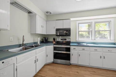 $825,000 | 68 Oakwood Drive, Chapel Hill, NC 27517