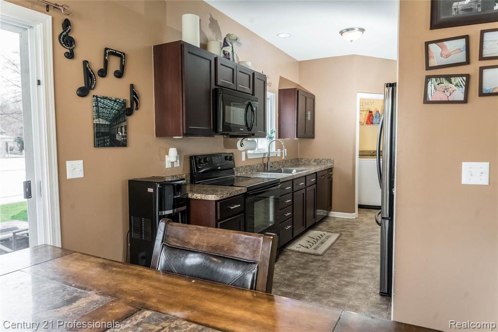 2482 Hatchery Road Waterford, MI 48329 - Photo 9 of 37 Gallery Image 9